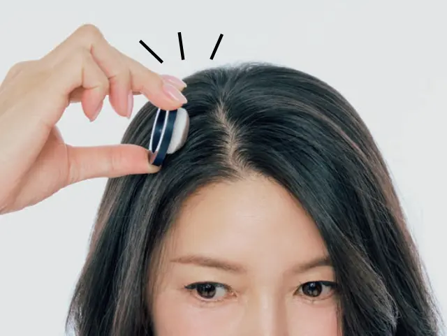 日中の分け目カムフラージュ方法　パウダータイプは分け目の上でポンポンとタッチ