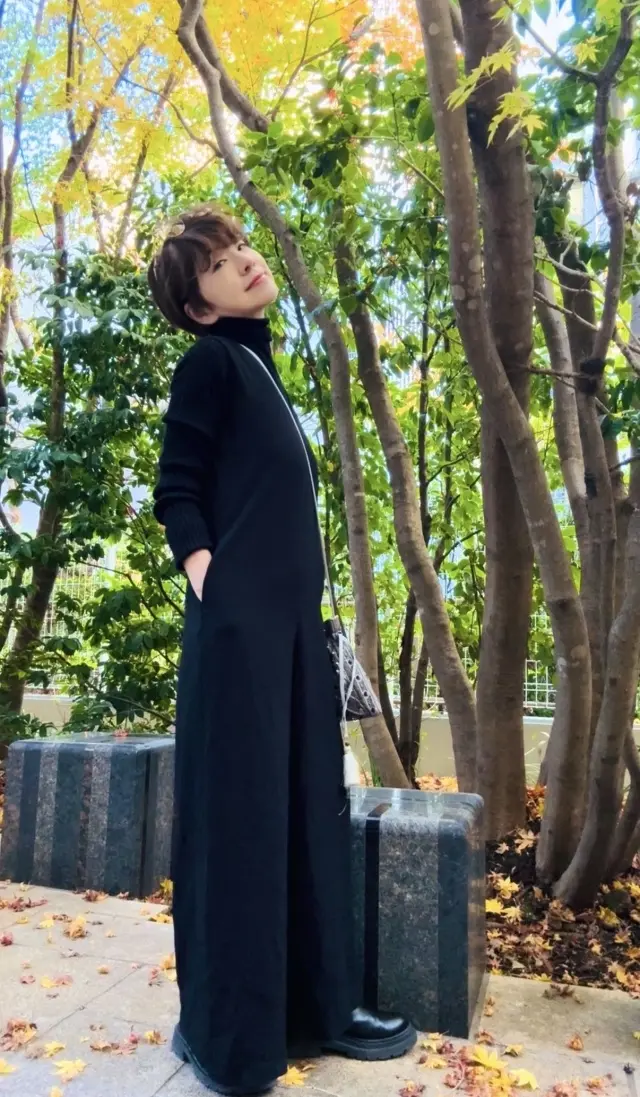 冬のホワイト&amp;ブラックパンツコーデにブラウンのニットコートで華やかさをプラス_1_3