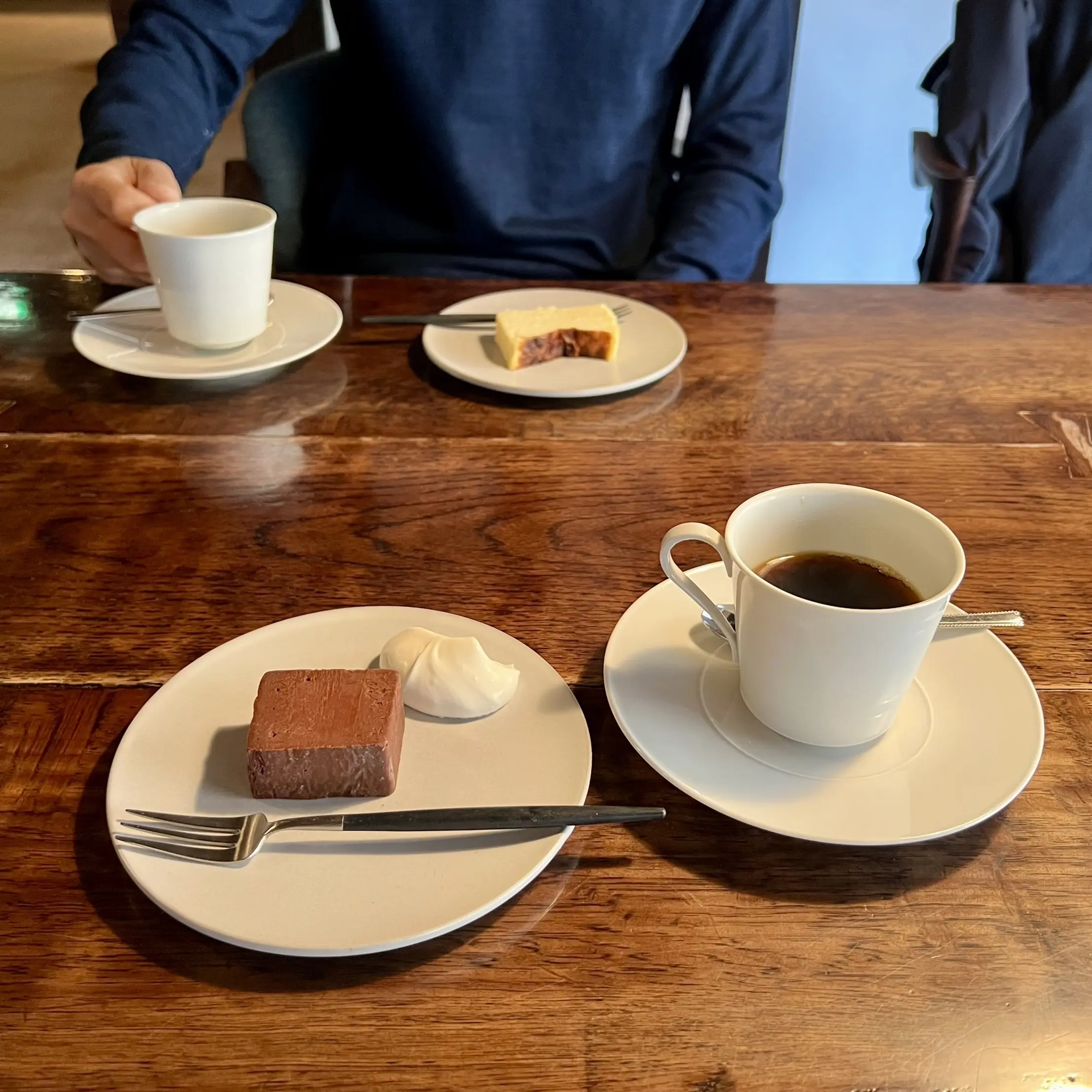 由布院「亀の井別荘」敷地内にあるカフェ「茶房 天井棧敷」ケーキとコーヒー