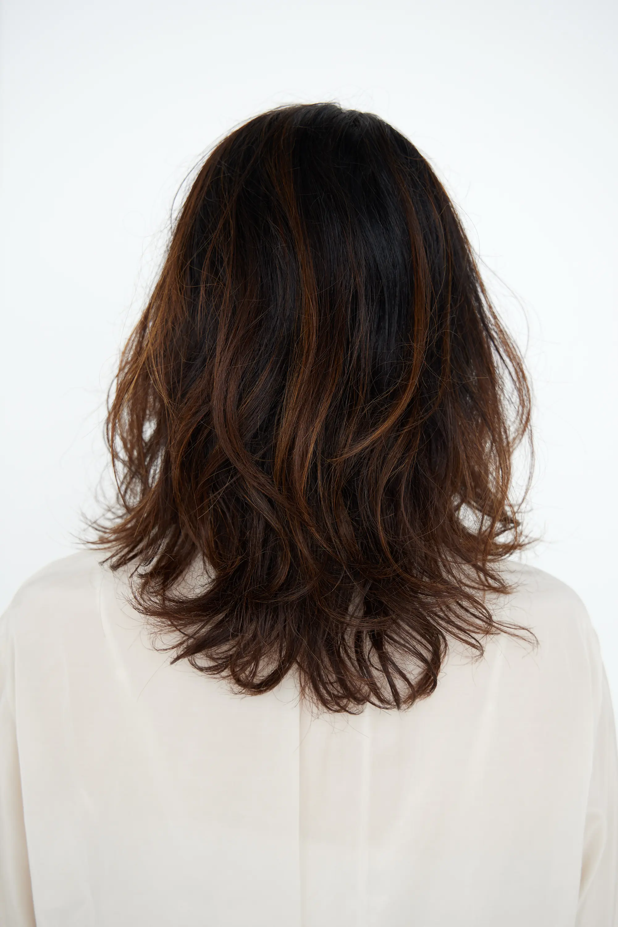 Webエクラ 40代50代 髪型 後から見たうねりいかしのセミロングヘアスタイル