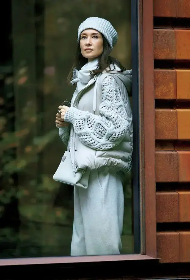 服装を選ばない！50代が毎日着たくなる、軽やかで上品な「ダウンコート」