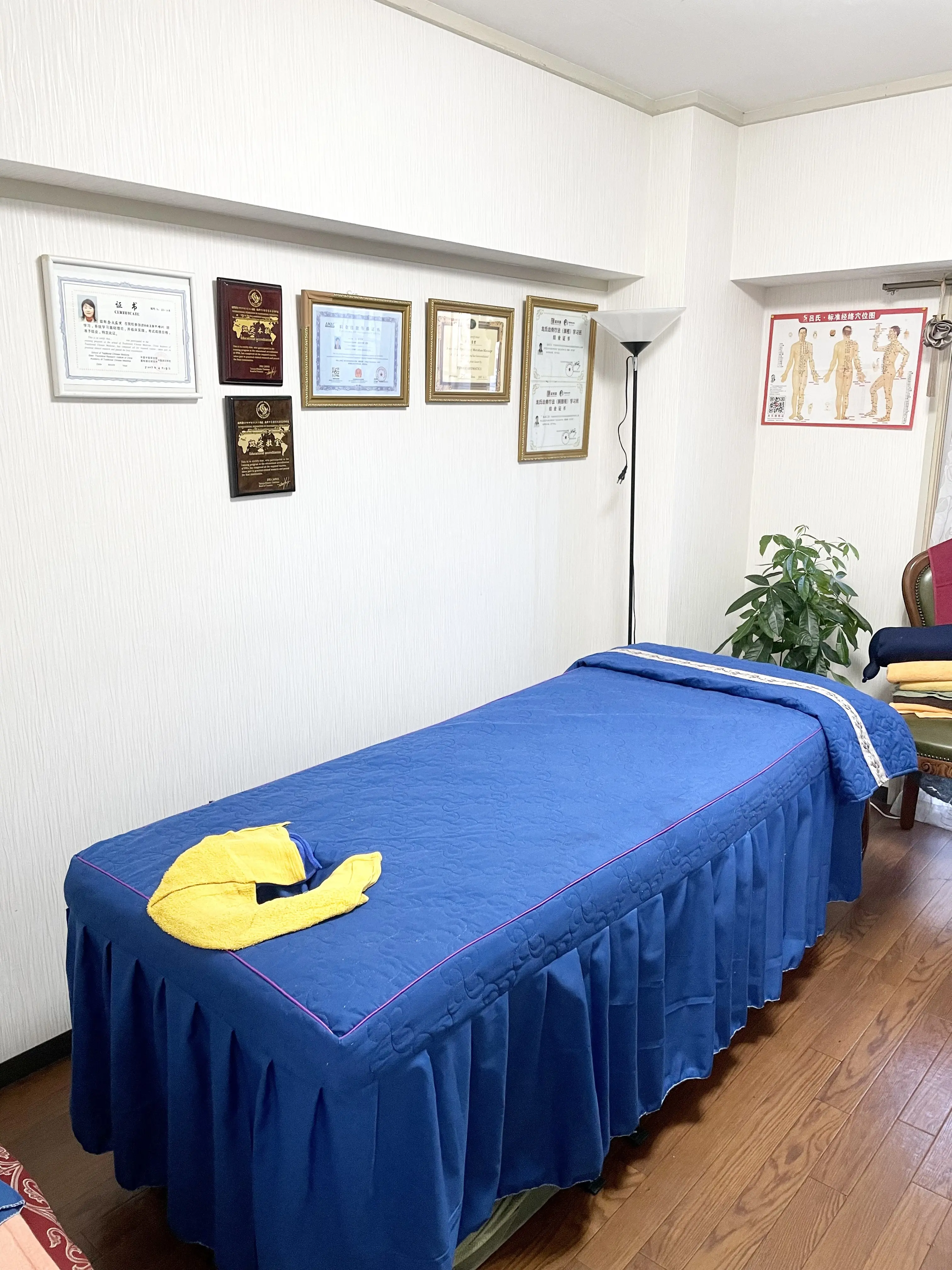 漢方アロマ施術と指導 漢方養成院、認定証、室内、サロン内、ベッド、施術ベッド、青、ベッドカバー、