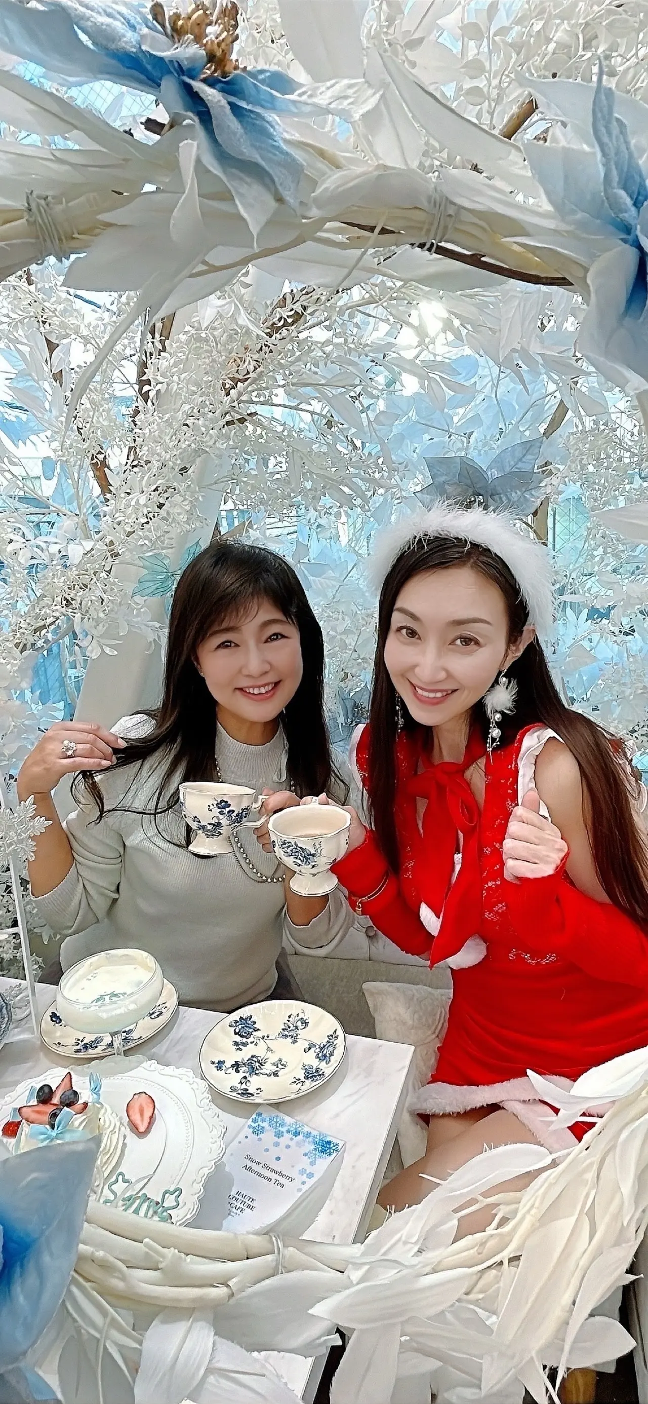 haute couture cafe、haute couture cafe表参道、表参道カフェ、オートクチュールカフェ、オートクチュールカフェ表参道、表参道グルメ、表参道アフタヌーンティー、期間限定、期間限定アフタヌーンティー、ジュレ、スイーツ、可愛いスイーツ、雪の結晶、冬スイーツ、クリスマスアフタヌーンティー、女子会、ランチ、記念写真、シルバーコーデ、ワントーンコーデ、ランチコーデ、冬コーデ、冬服コーデ、ニット、シルバーニット、ラメニット、シルバーラメニット、シルバーラメ、パールネックレス、シルバーパールネックレス、ローヒール、ローパンプス、ロングヘア、巻き髪、毛先ワンカール、ソファ席、ソファ、