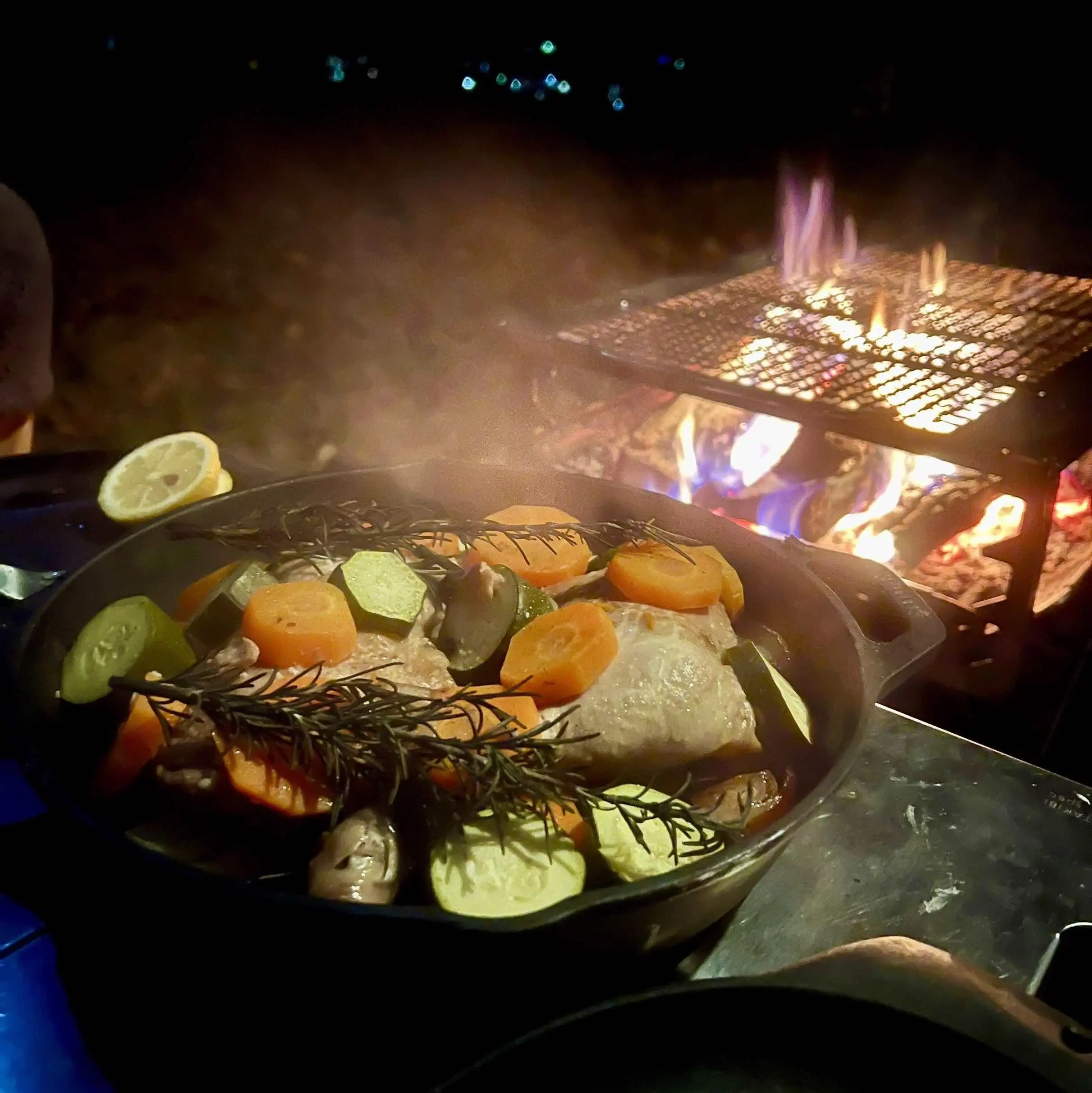 焚き火、鶏肉料理