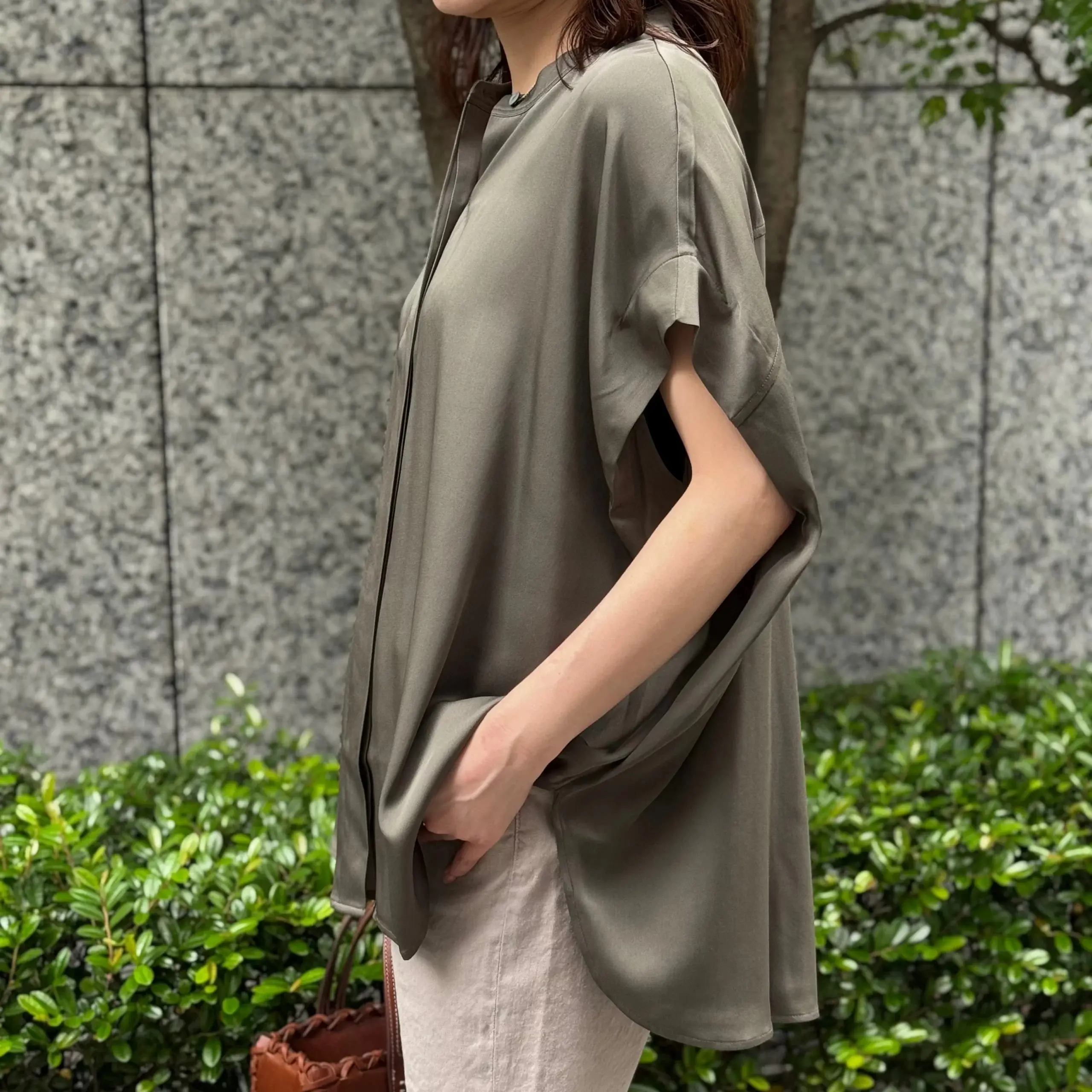 【50代 ブラウス】いちばん使える！ 1着で“涼やかエレガンス”を叶える『とろみブラウス』主役の品格コーデ20選_1_3-2