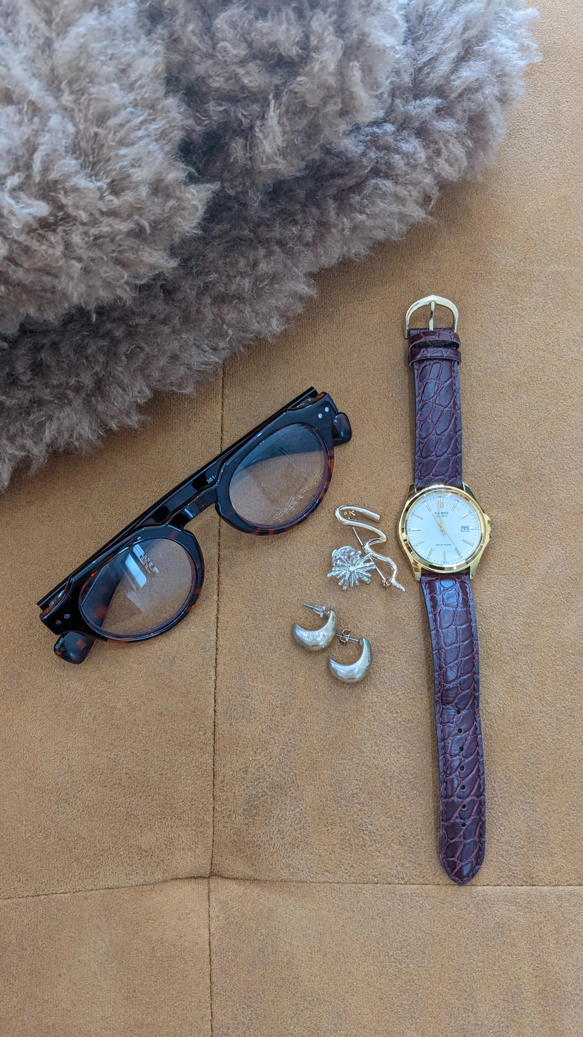 GUバッグ　ファーバッグ　腕時計　スリコ　ピアス　ユニクロサングラス　　