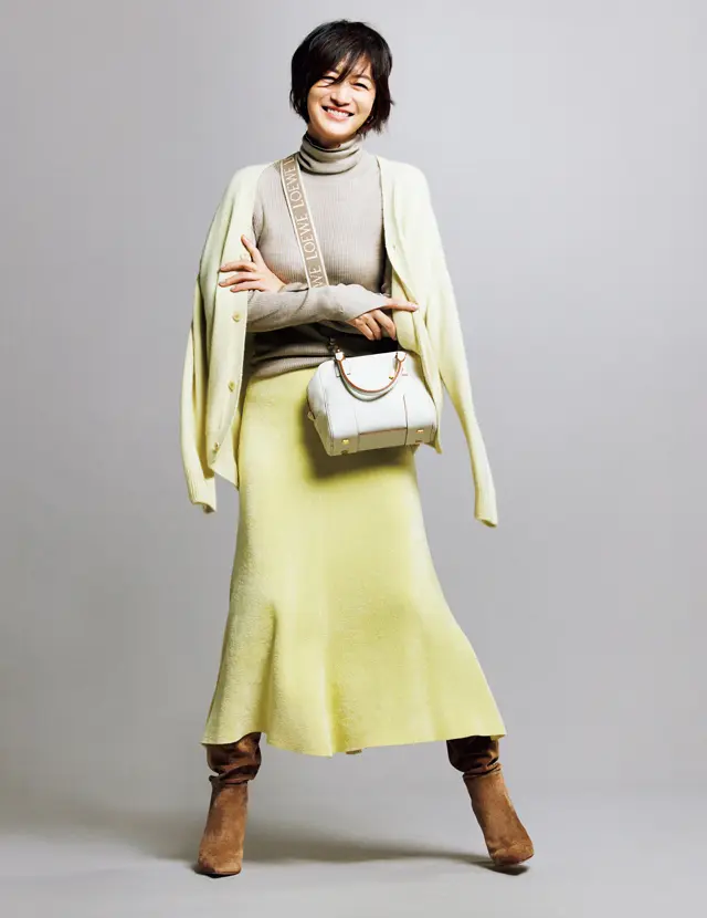 秋に着るきれい色コーデの富岡佳子