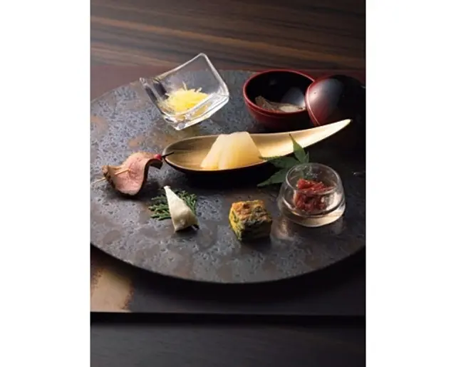 琵琶湖　大人のひとり旅　滋賀・彦根「蒼の湖邸 BIWAFRONT HIKONE」　近江牛のローストビーフ、 近江鴨ロース、鮒ずしなど、近江の幸を盛り合わせた前菜　