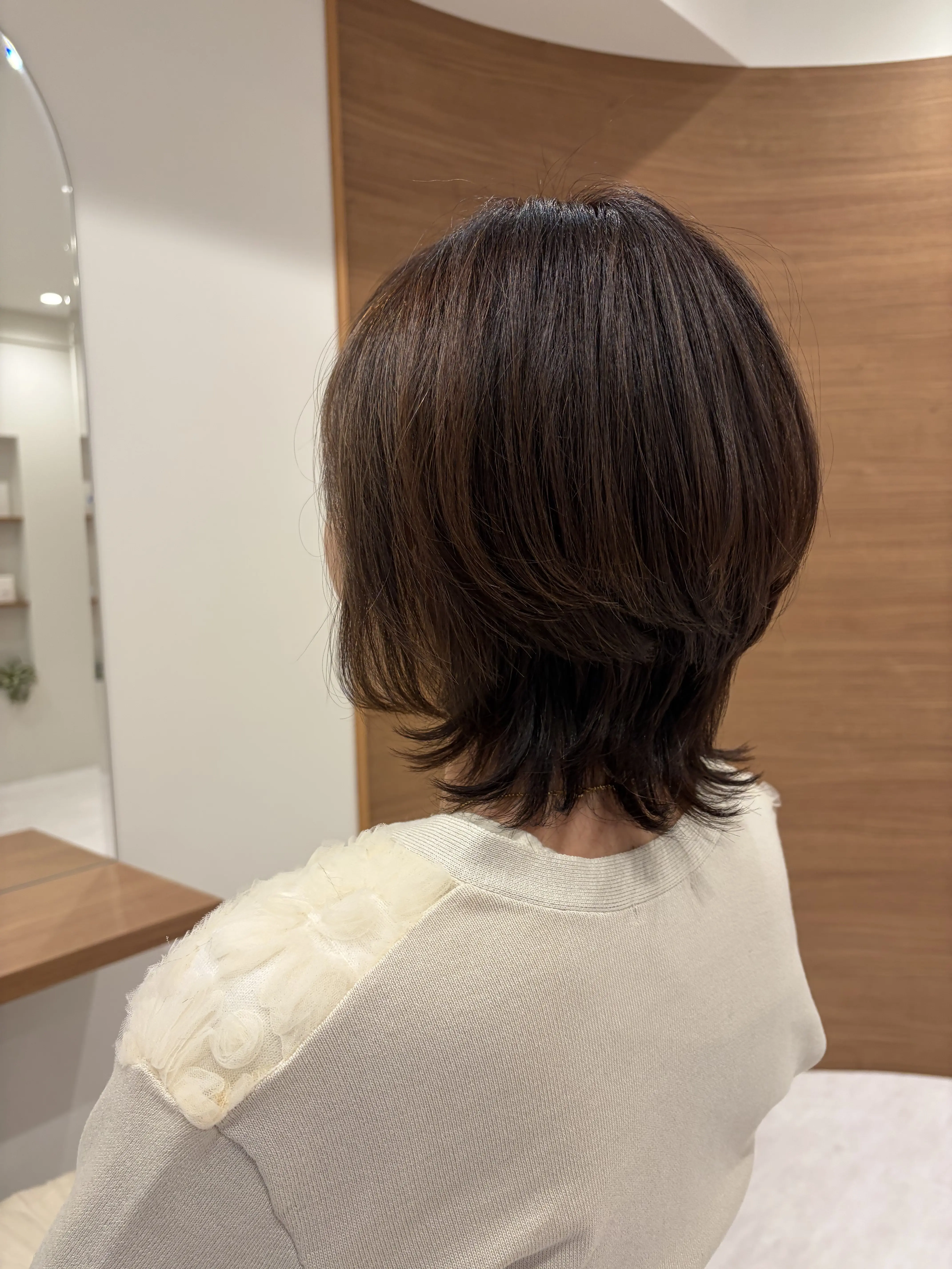 【50代の髪型】長さを残した、華やか外はねショートヘア_1_6