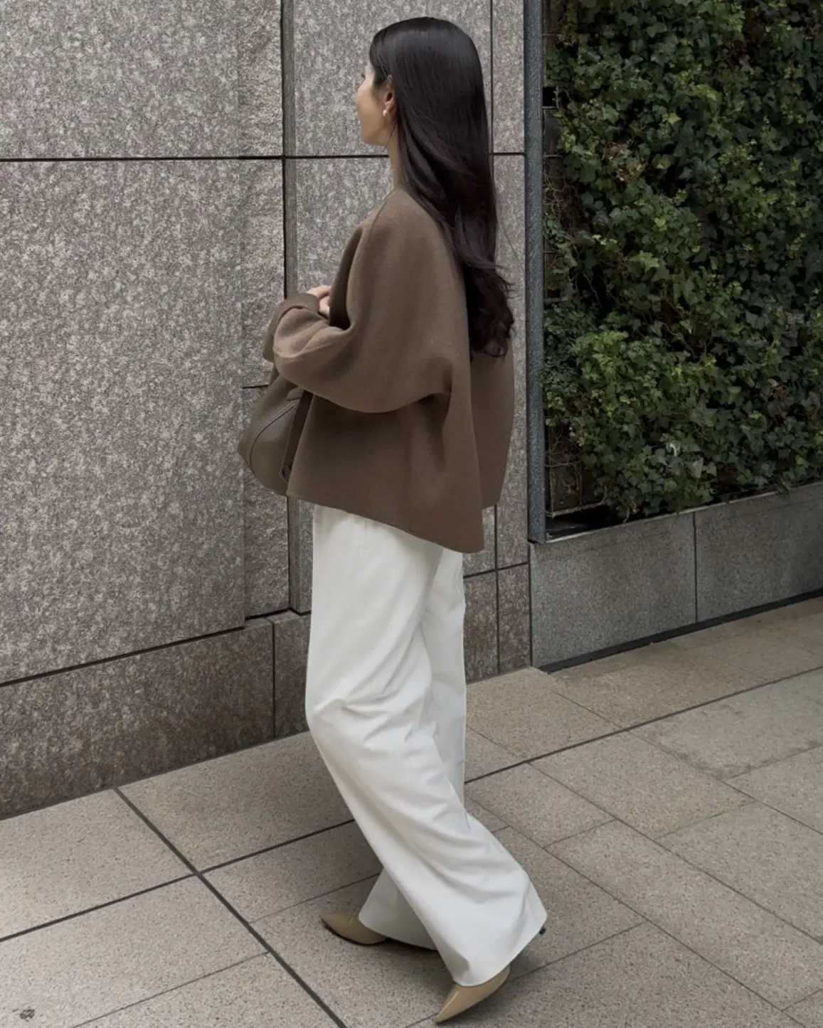 【UNIQLO】名品タックワイドパンツで更新する「冬の白」。品格漂う大人の着回し２選_1_3-1