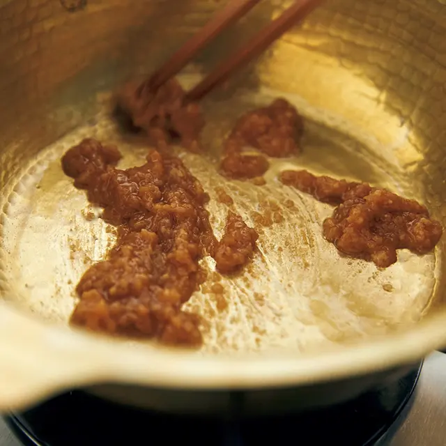 油で味噌を炒めると、 香り高く、うま味が引 き出されるから、調味 料の量が最小限に。