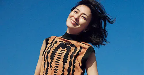 春空によく似合う「エルメス」のノースリーブTシャツ【板谷由夏