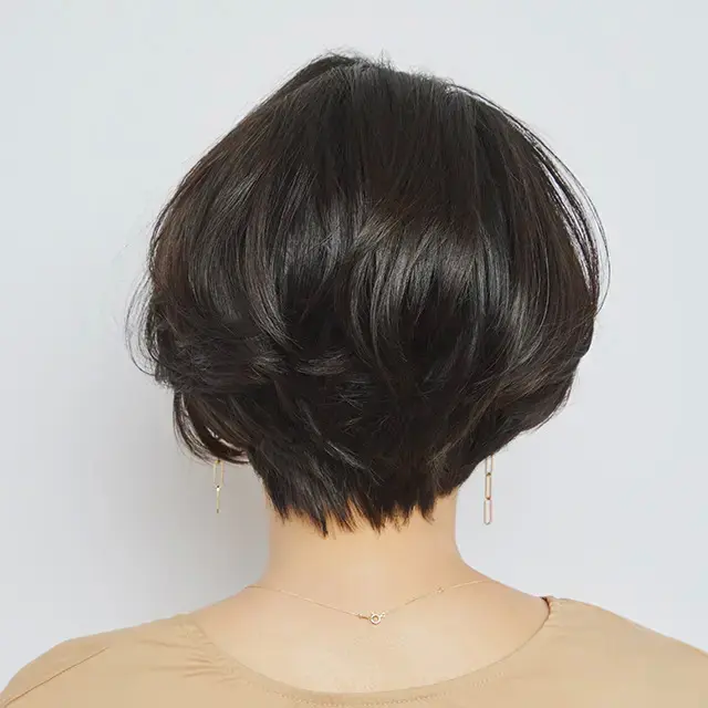 髪を豊かに見せる重めひし形ショートで、若見えをかなえる【50代髪型・ヘアスタイル】