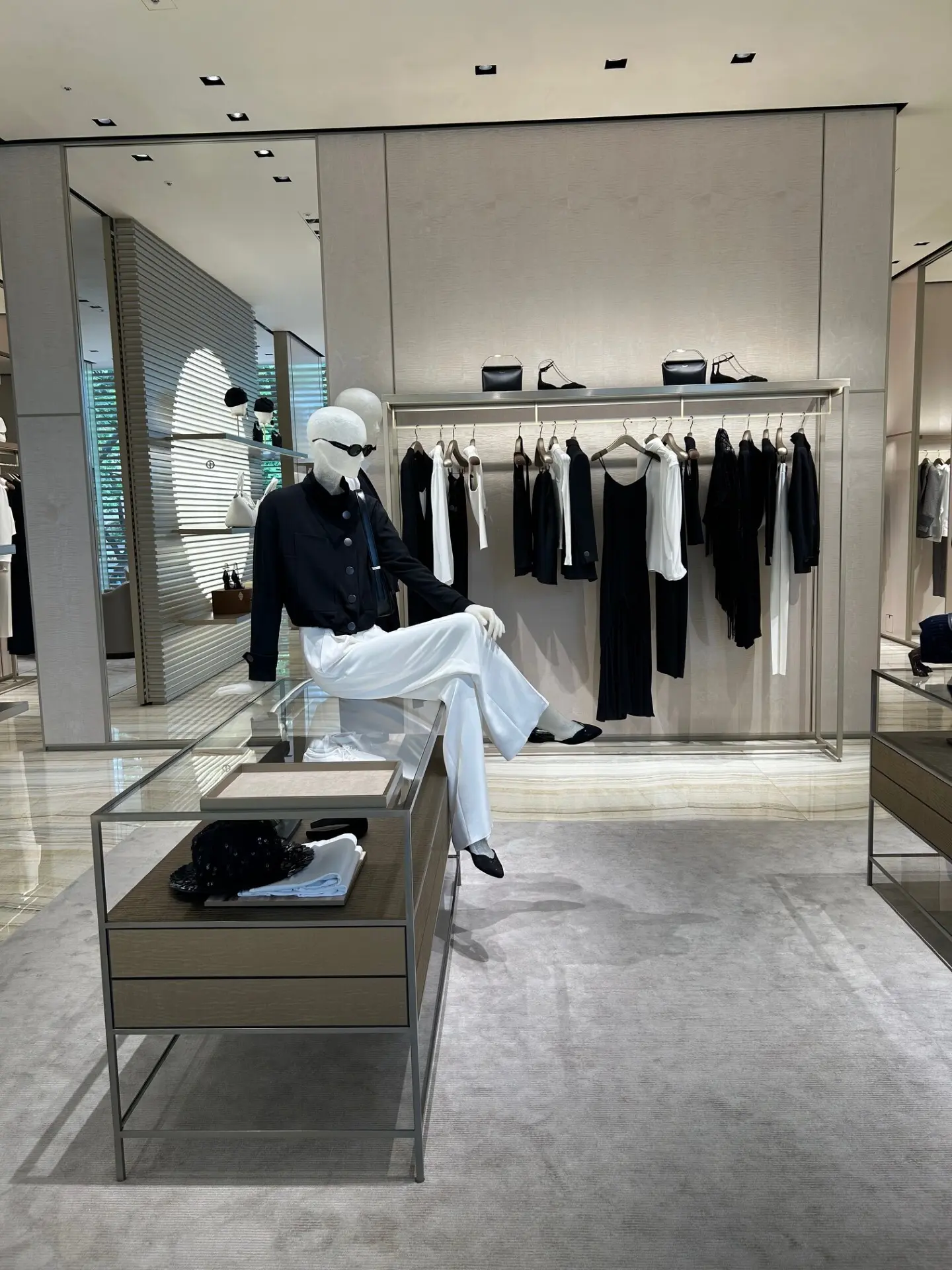 ジョルジオ アルマーニ 表参道店　２階