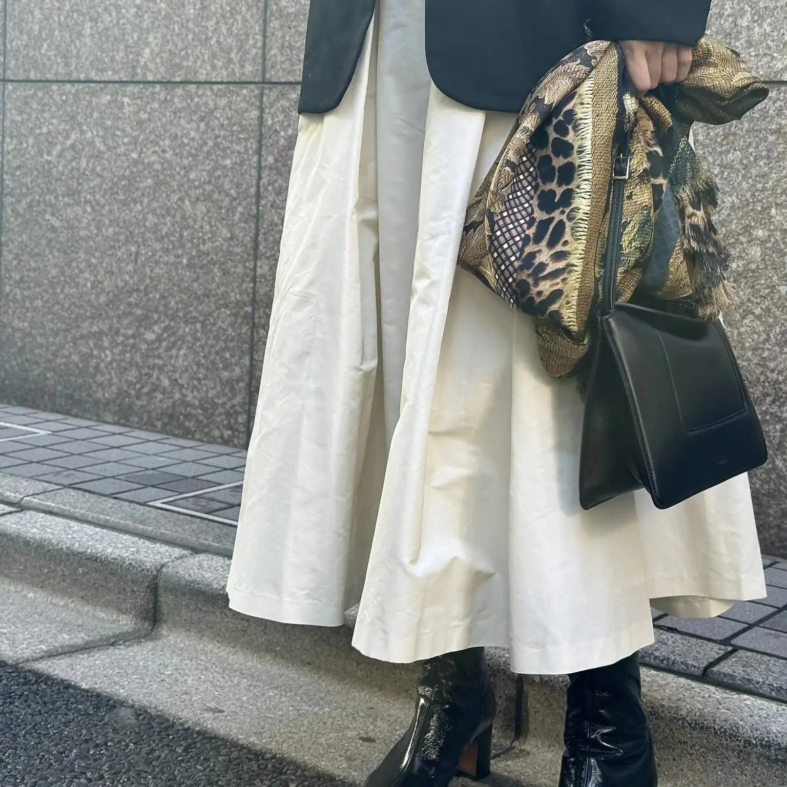 【50代スカーフ】身に着けるアート。ヨーロッパのエスプリ漂う〈ピエール・ルイ・マシア〉のシルクスカーフ_1_8-3