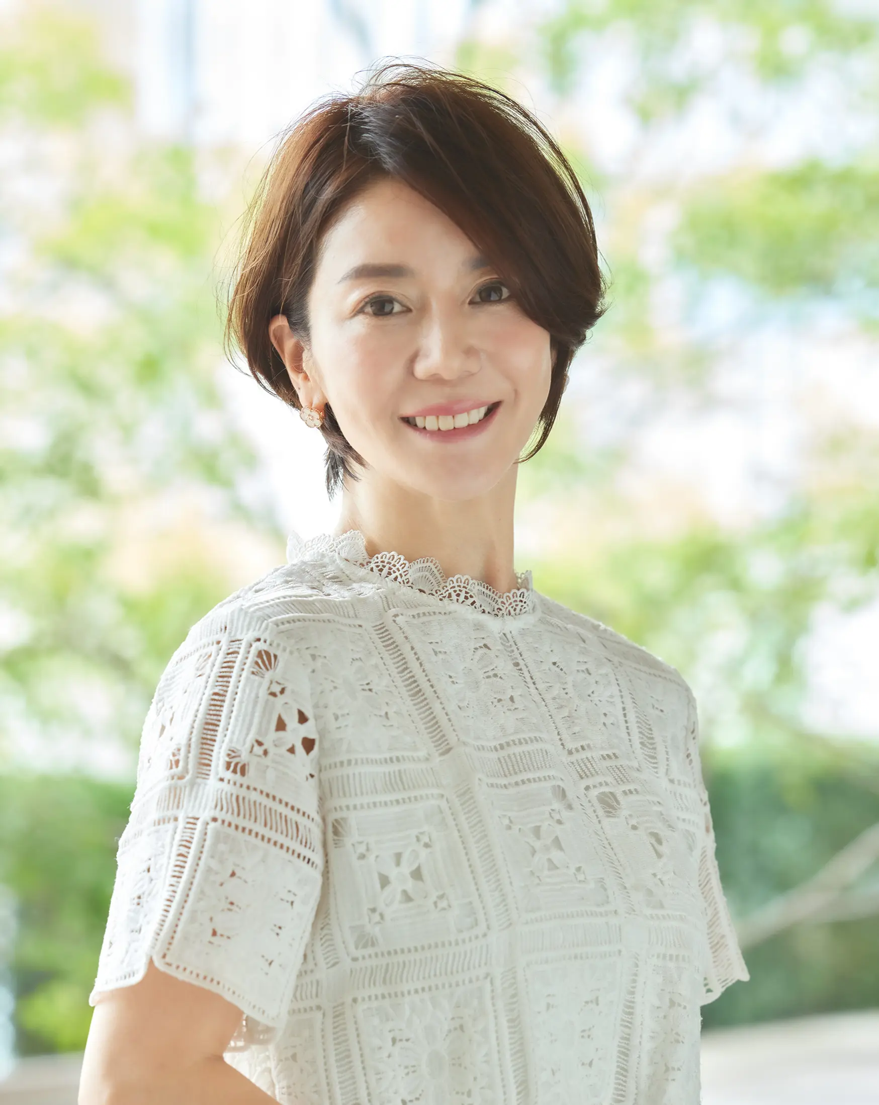 Webエクラ 前から見たショートヘアスタイル
