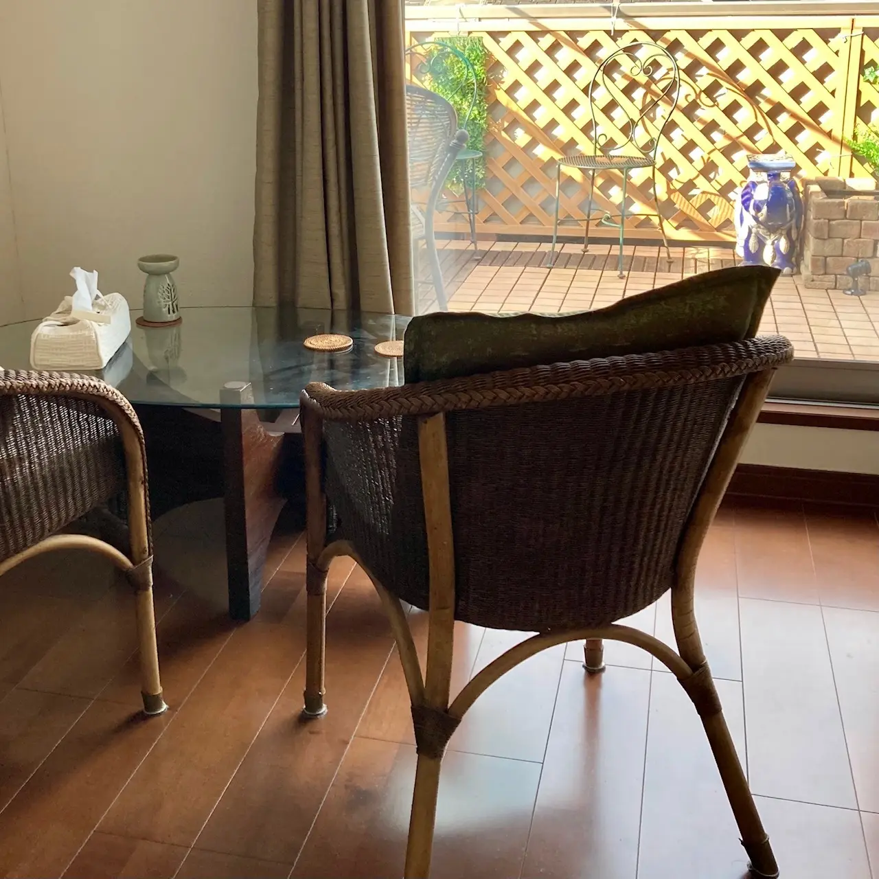 ガーデン風バルコニーを眺めるテーブルと椅子のセット