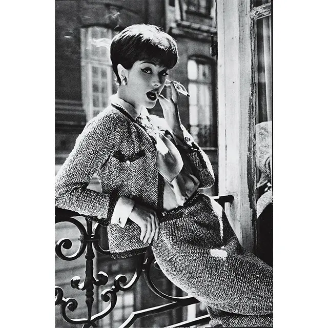 ジャケットを着こなすシャネルのモデル、マリー＝エレーヌ・アルノー（1958年）