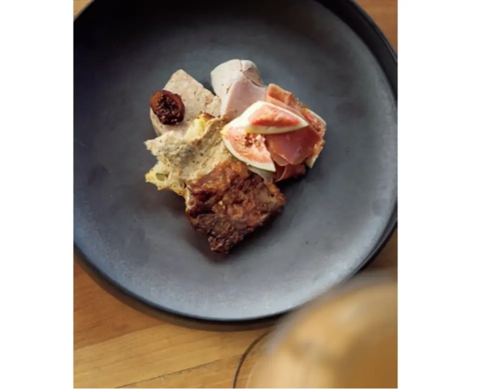 大人のひとり旅　美食　丹後 raw　メニューの一例　パテや生ハム、テリー ヌなどの自家製シャルキュトリの盛り合わせ￥1,000