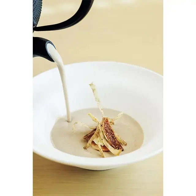 ごぼうの香りを効かせたマッシュルームクリームスープ（￥2,400）も自慢の人気メニュー。