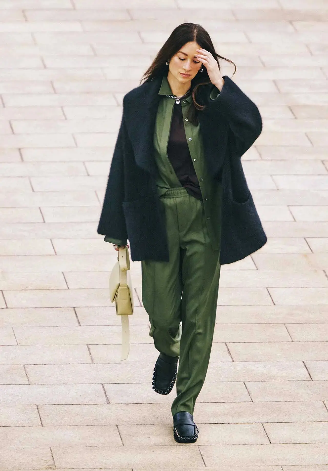 優雅なガウンカラーをラフに着流す、そのたたずまいに洒脱さが漂って