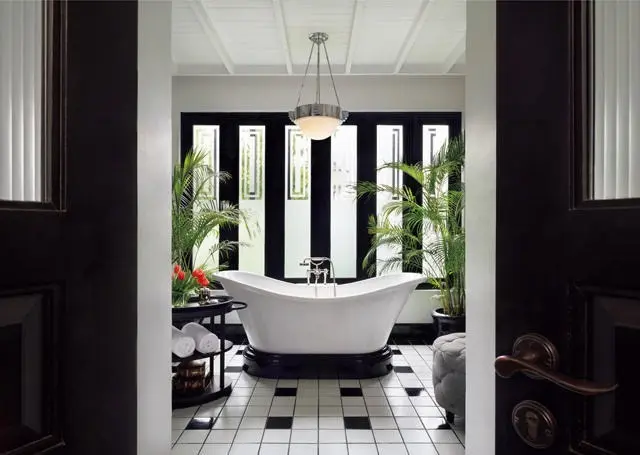 白と黒できりりとデザインされたバスルームが素敵
