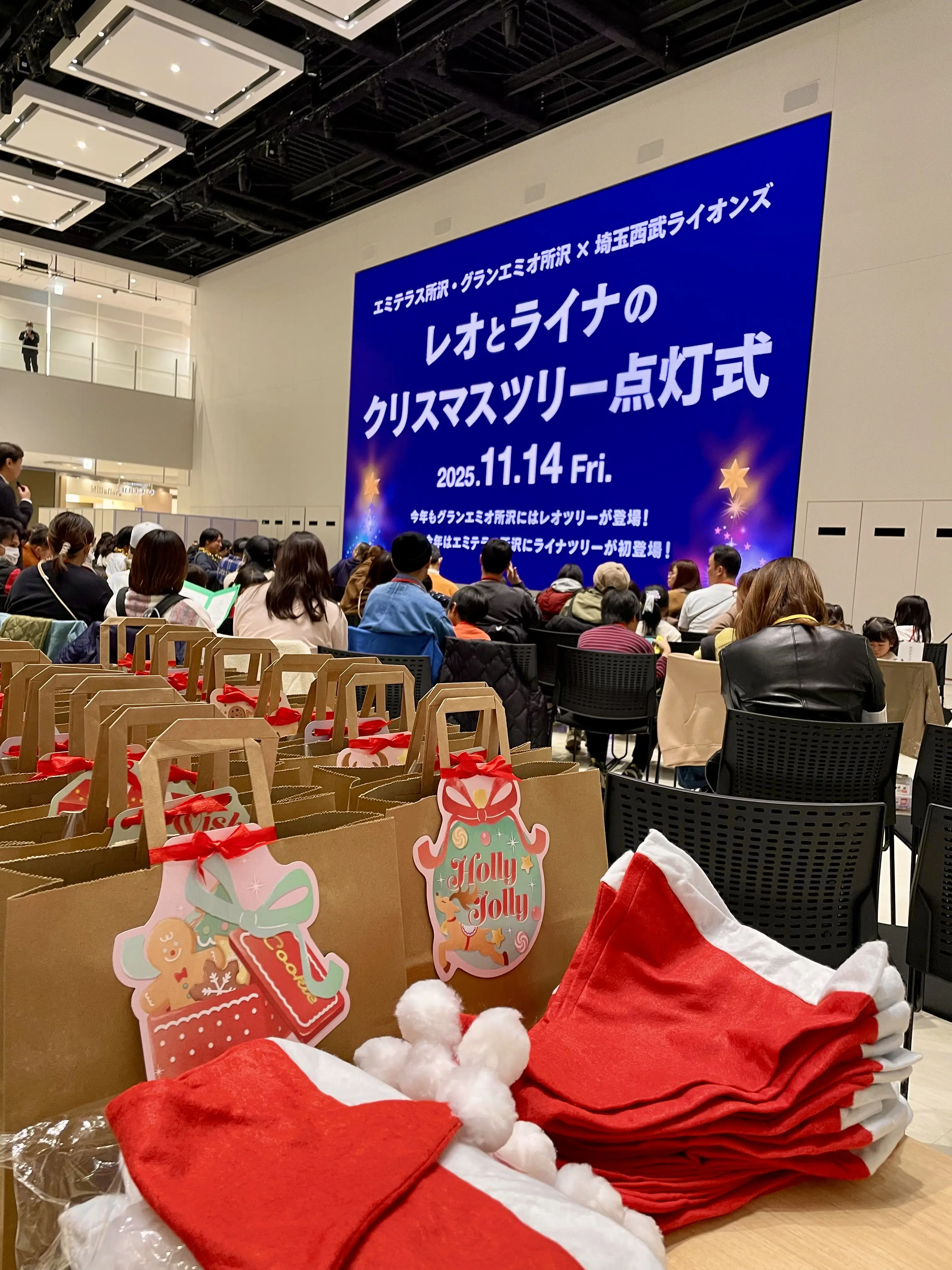 クリスマスイベント、イベント、 Emi Terrace、エミテラス、レオ、レイラ、西武ライオンズ、マスコット、キャラクター、ライオン、ツリー、クリスマスツリー、ブルーライト、ブルーツリー、点灯式、サンタ帽、プレゼント、帽子、紙袋、