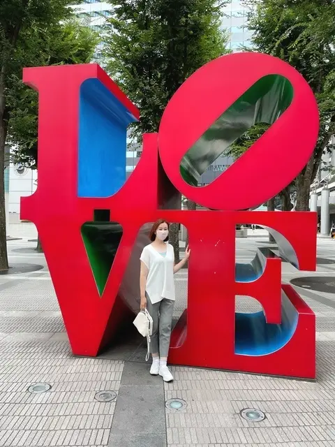 新宿アイランドタワーのオブジェ「LOVE」