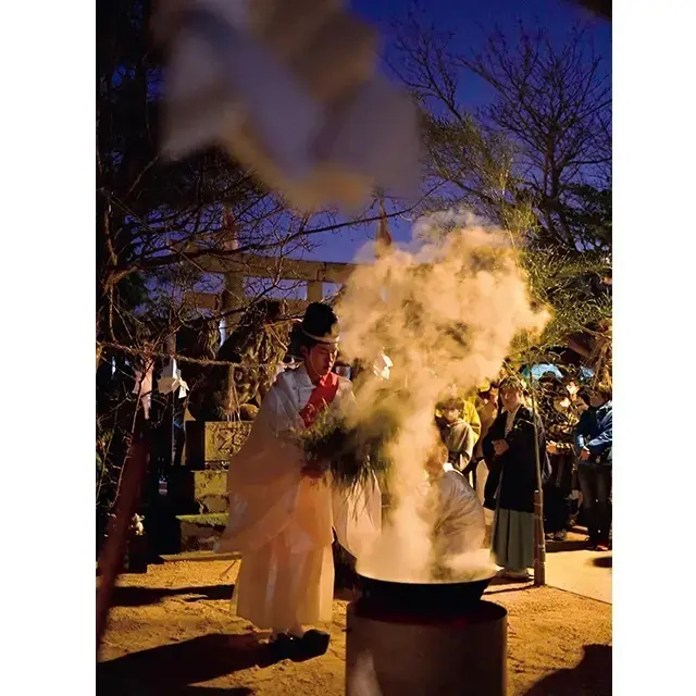 旧暦26日、「万九千さん」には多くの参拝者が。写真は湯立神事のもの