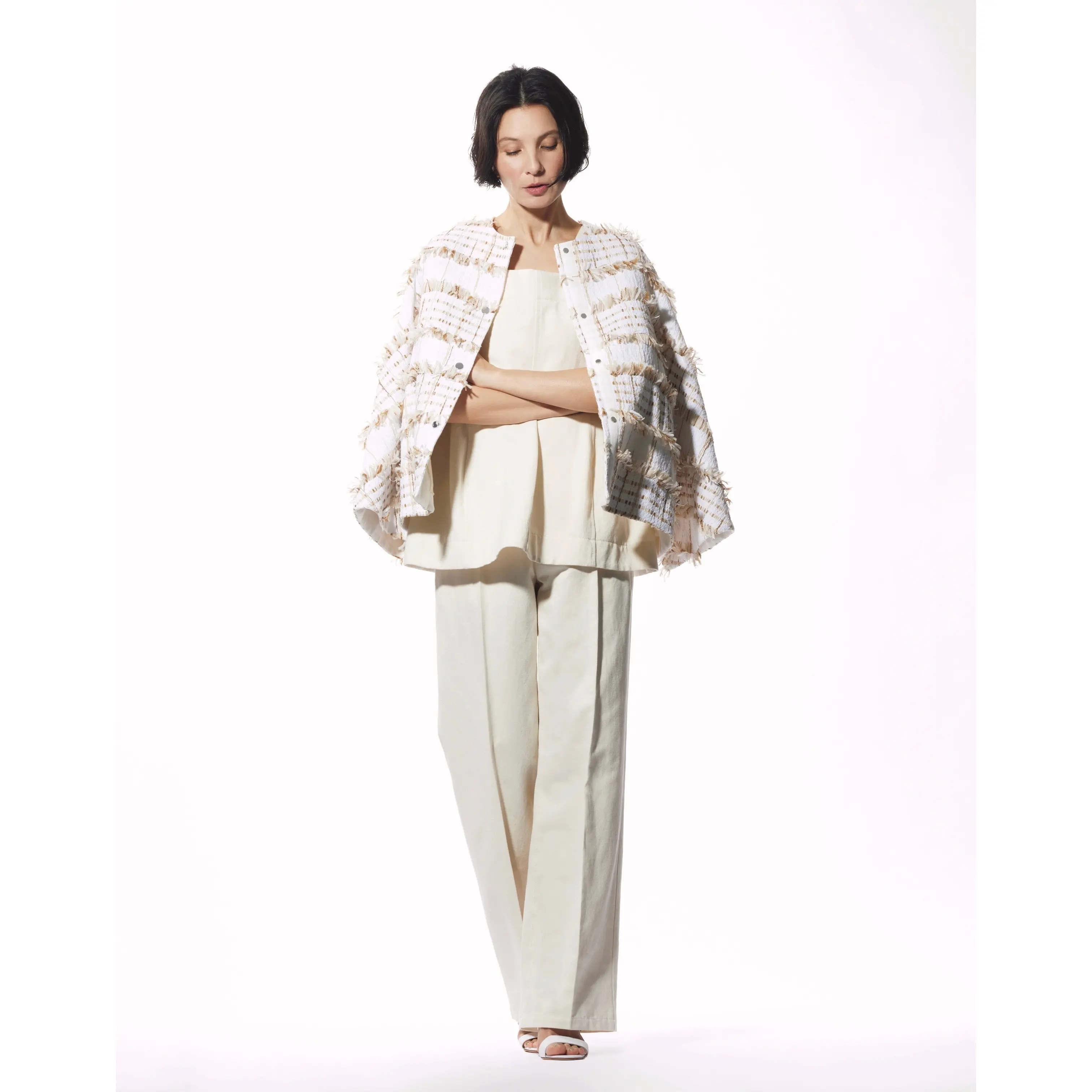 白×ベージュツイードジャケットに白トップスと白パンツを合わせたコーデ　モデル・田沢美亜