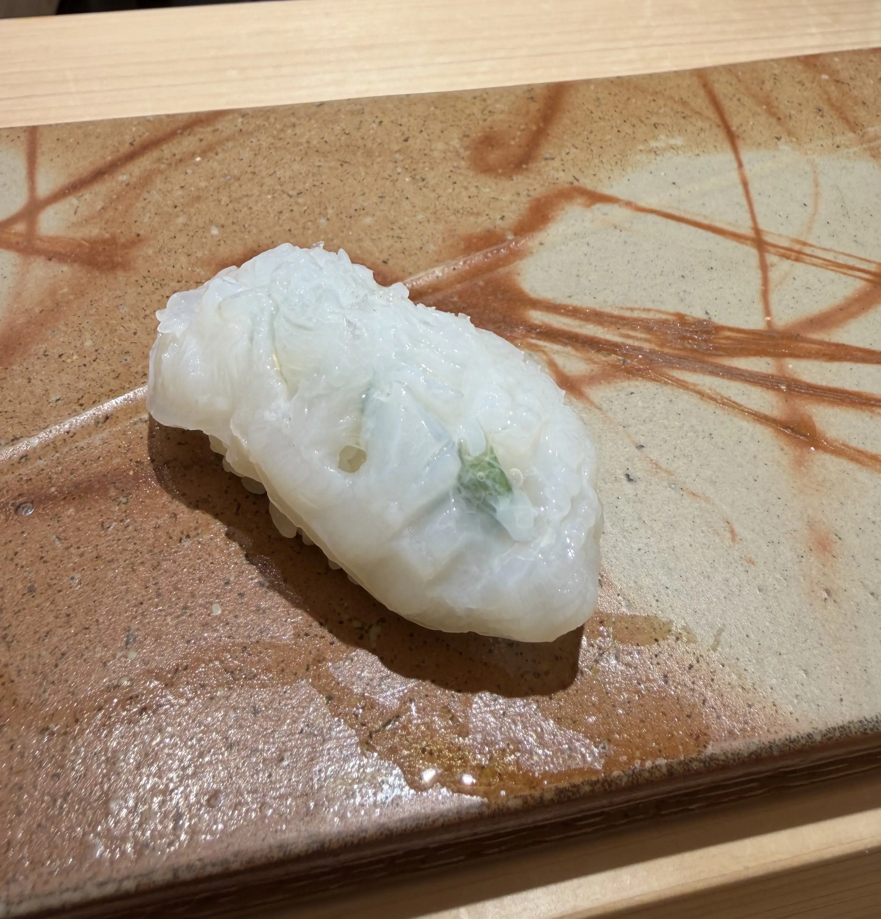 北海道の生ダコ、塩とレモン　中には大葉が仕込まれている。