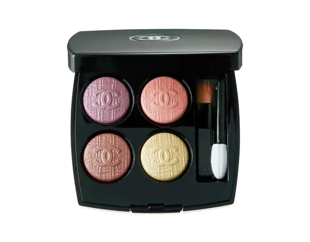 レ キャトル オンブル68（限定色）￥9,020／シャネル