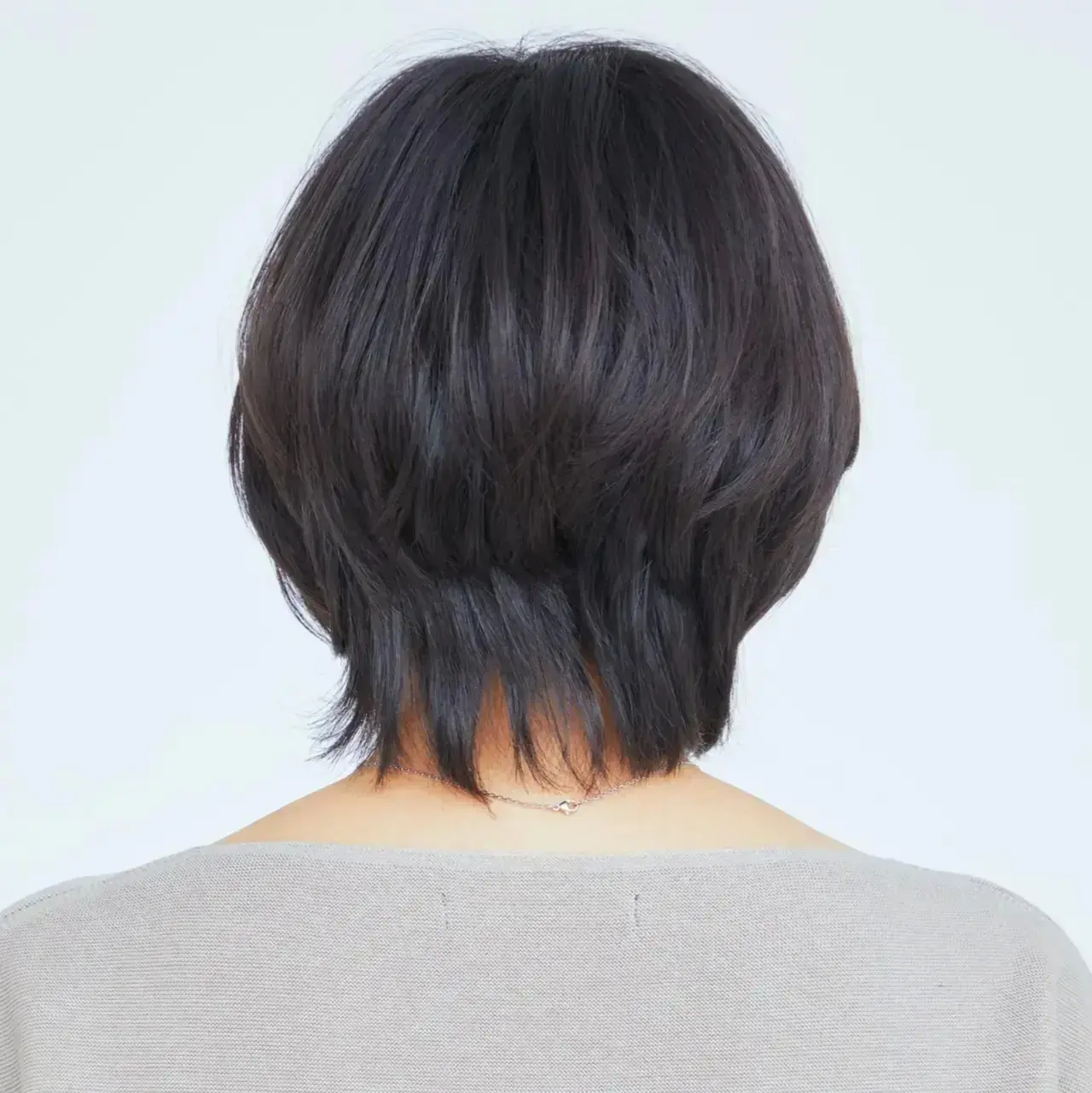 フェミニンもハンサムもスタイリング自在なショートボブ