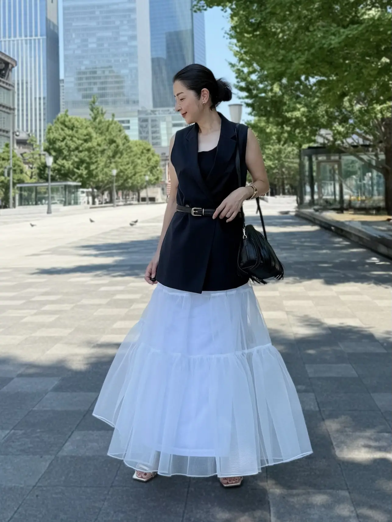 GU 黒ジレ　ベルト　白チュールスカート　　ゴールドサンダル　黒バッグ