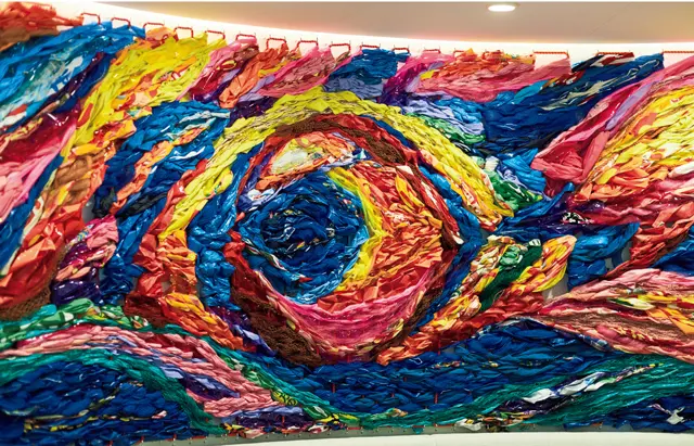 ’08年より現代美術家を支援するプログラム「ART IN T HE OFFICE」を実施。今年度は綴れ織り作家・鬼原美希さんのタペストリー『福来旗（フライキ）』を展示