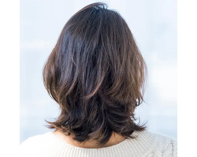 後から見たエレガントなミディアムヘアスタイル