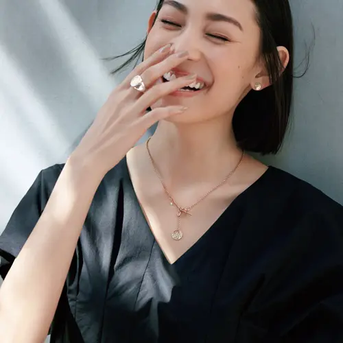 エルメスの名品。メダルとひと粒ダイヤモンドが競演＜大人