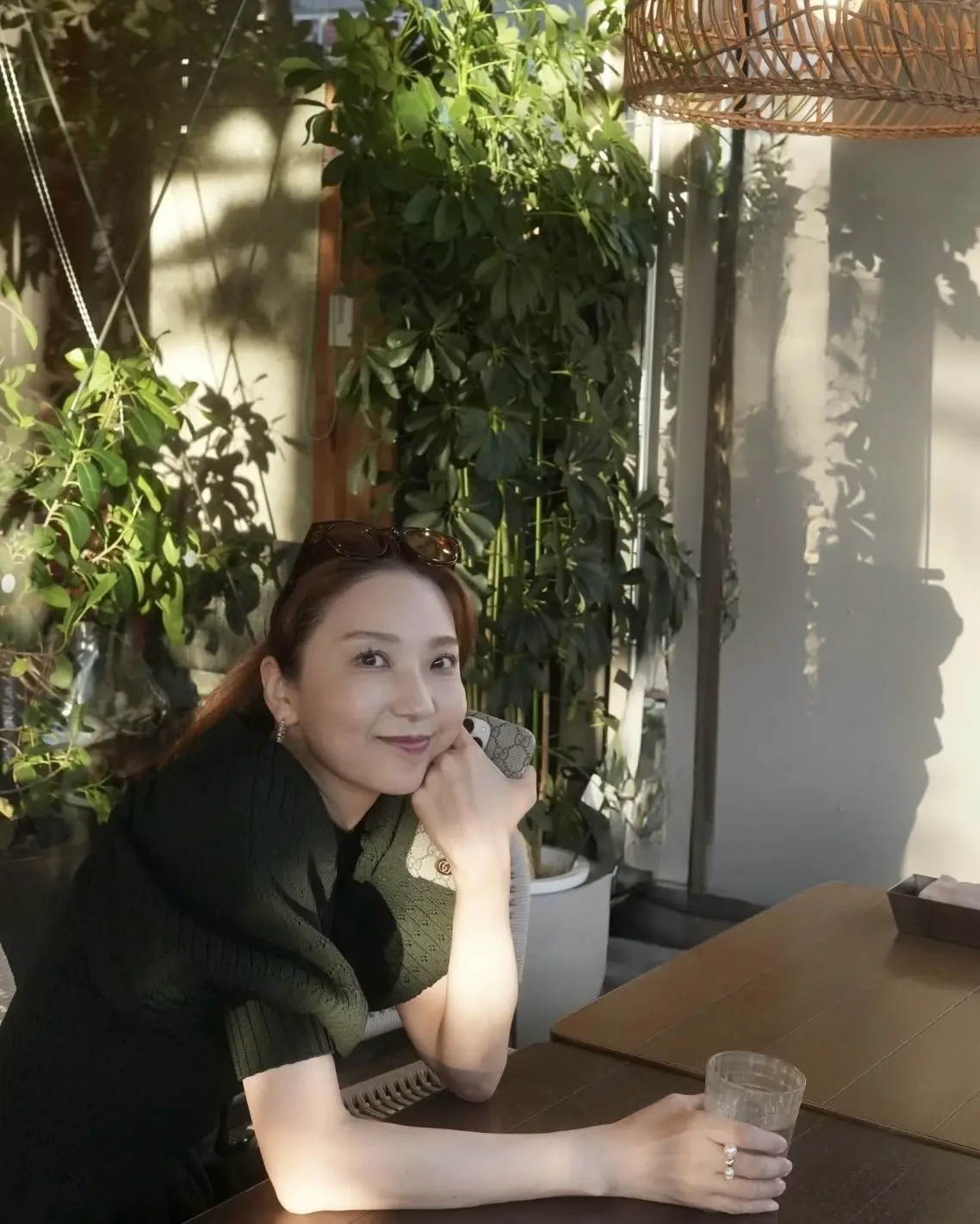 秋の陽だまりに大人可愛いモスグリーンワンピース💚✨_1_7