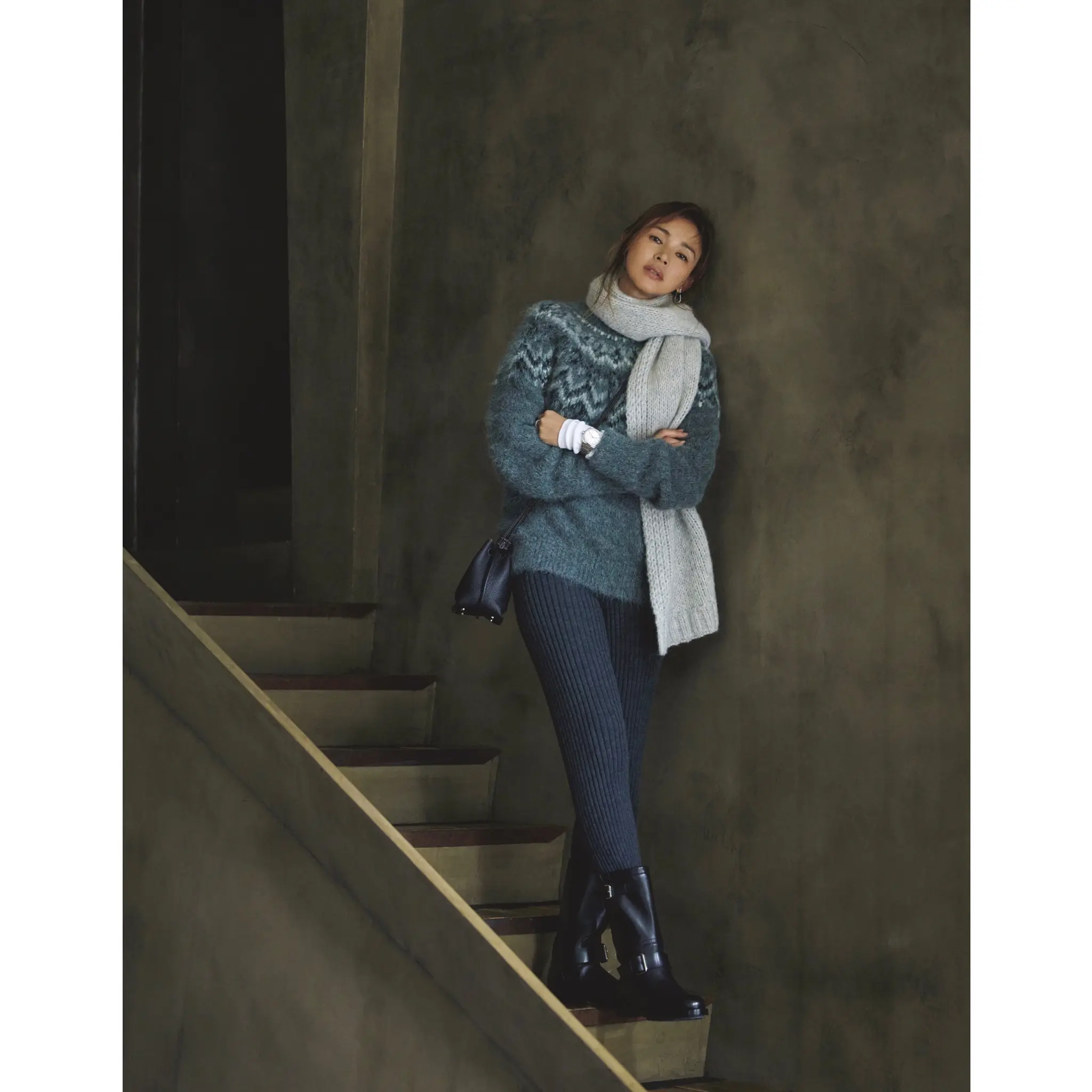 グレーのノルディックニットにダークグレーリブニットパンツに黒ブーツを合わせたコーディネート　モデル・SHIHO