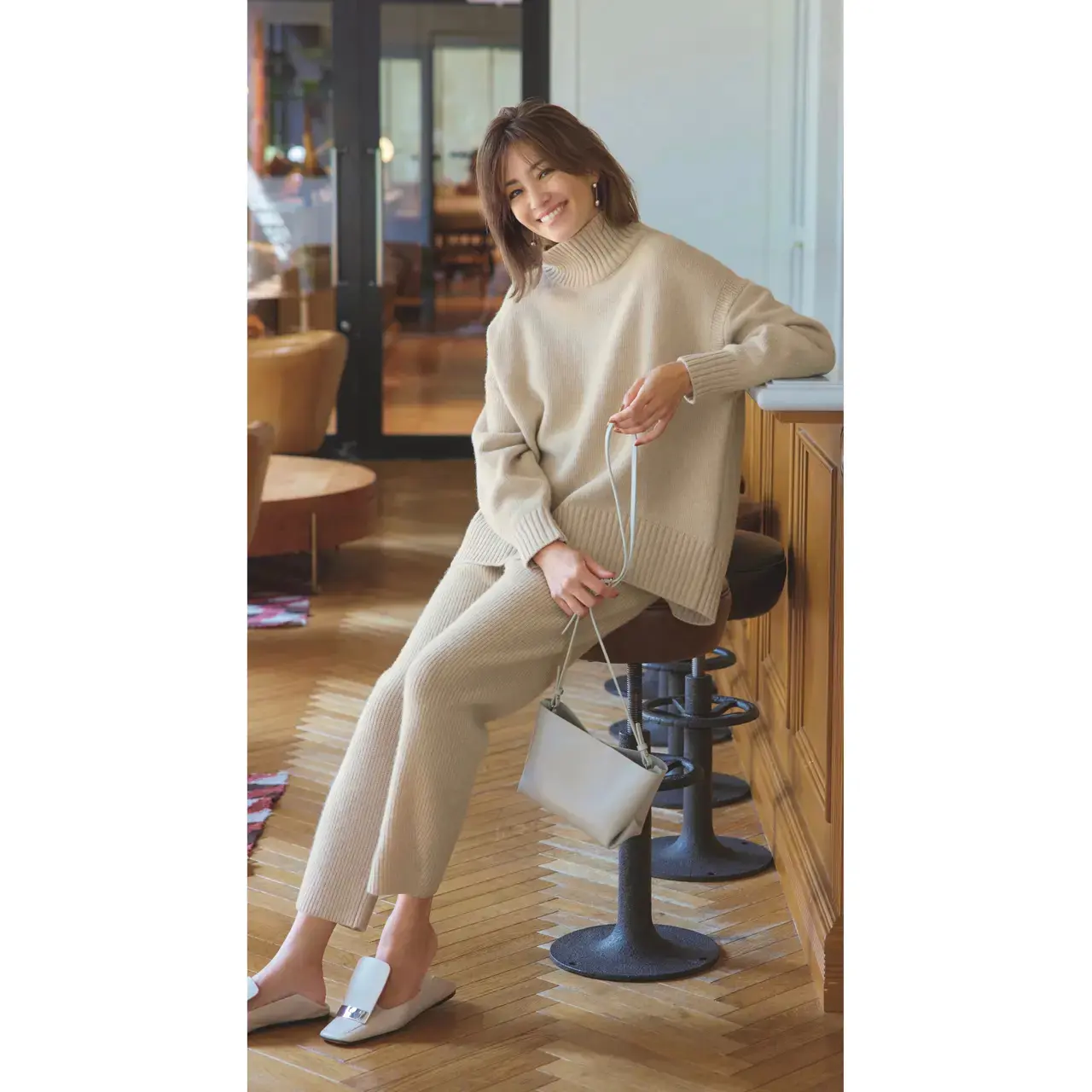 リラクシーな着心地のニットのセットアップで、クリスマスパーティの買い出しへ。気温10℃