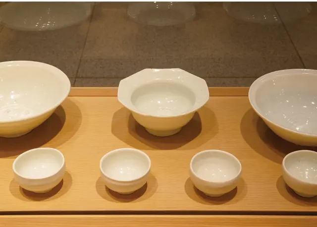 薪窯で焼かれ、青みが美しいキム・ドンジュン氏の白磁。湯飲み 各W150,000、 鉢W300,000〜