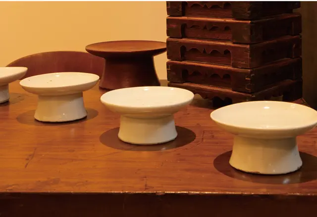 韓国では法事などで使われる祭器。磁器はW 200,000〜、木製はW100,000〜。 「高さのある器は食卓にメリハリをつけてくれます」(チェさん)。 奥の重箱はW400,000