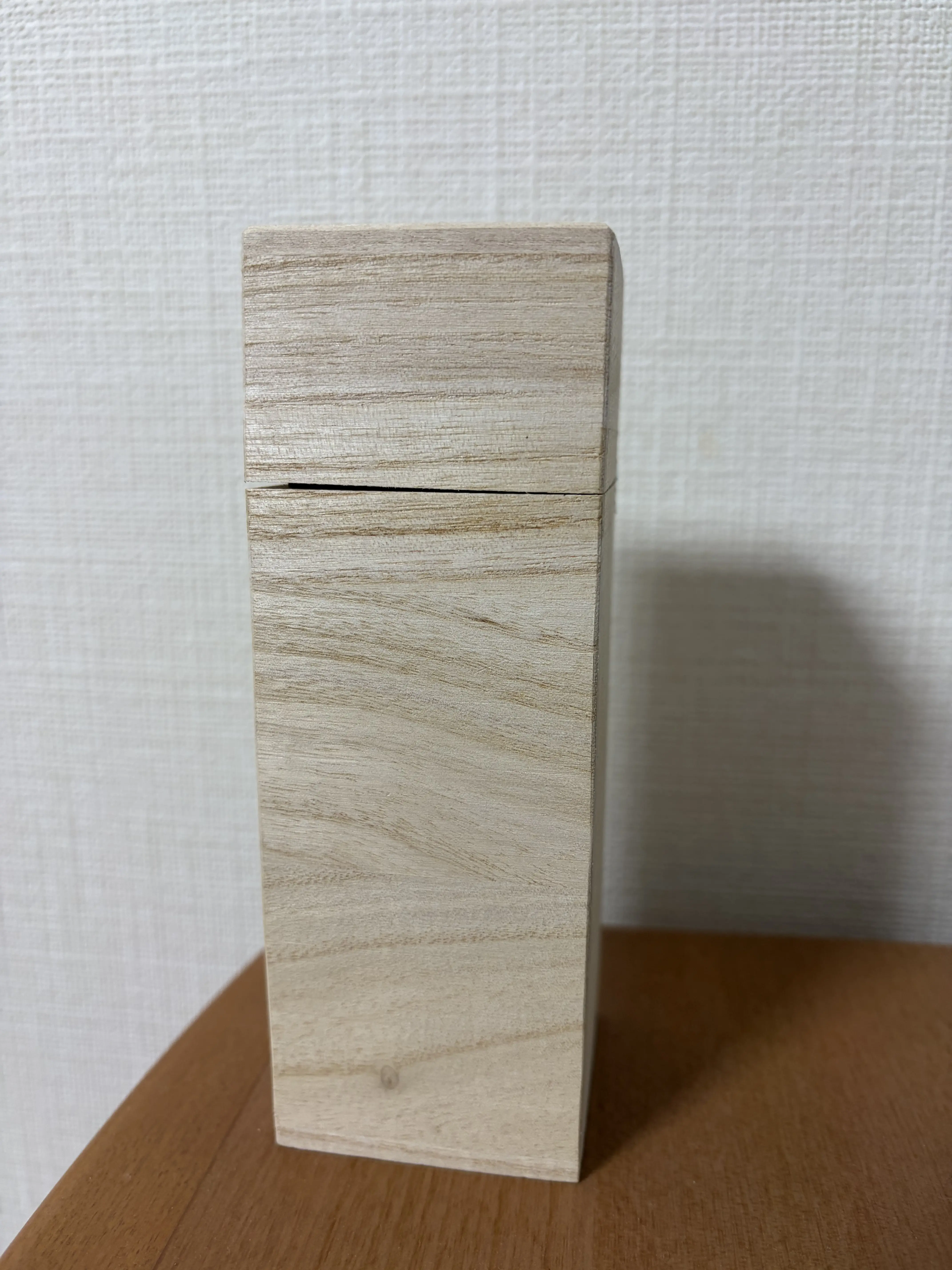 桐の箱で提供されるルームディフィーザー　レスパスユズキ