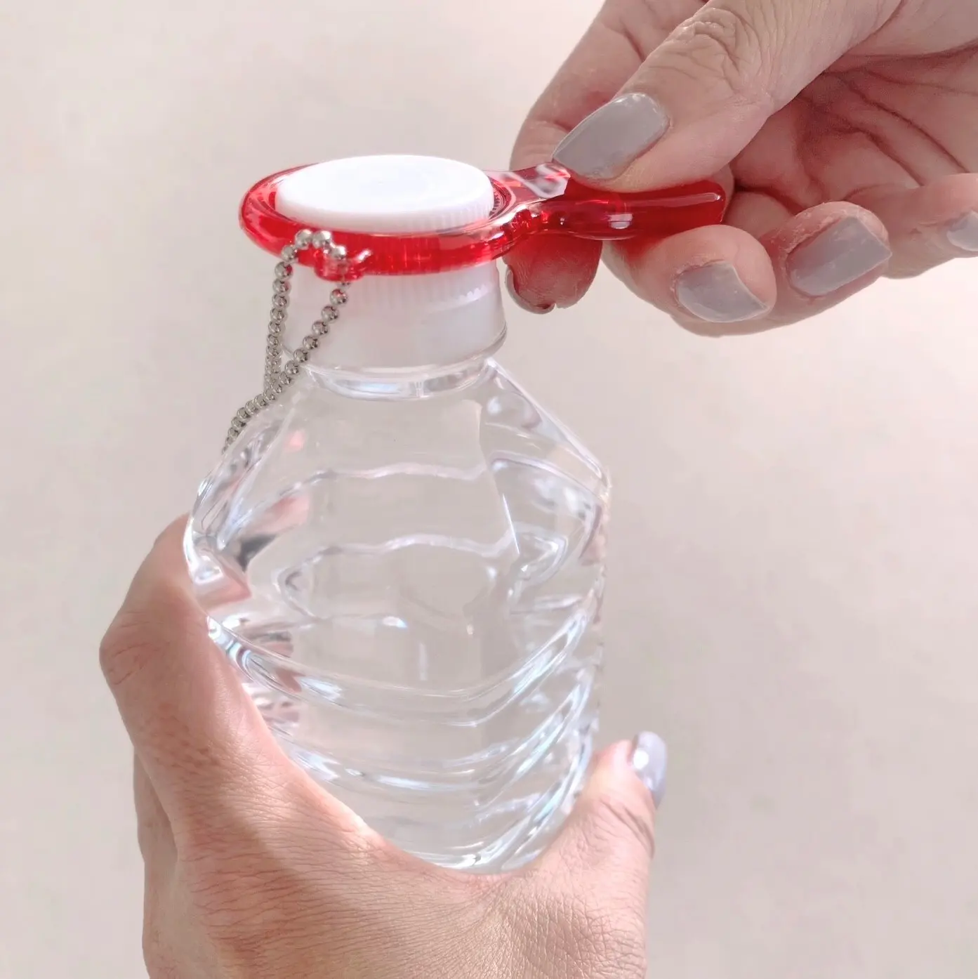 キャップオープナーがあれば、ペットボトルの蓋はいとも簡単にオープン！　『母指CM関節症』の人の必需品。