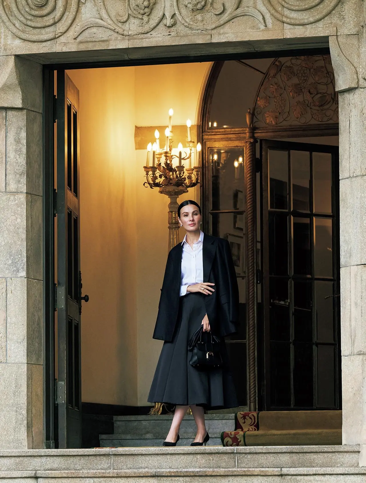 可憐なサーキュラースカートは、 深いツヤをたたえた黒で シネマティックなムードに