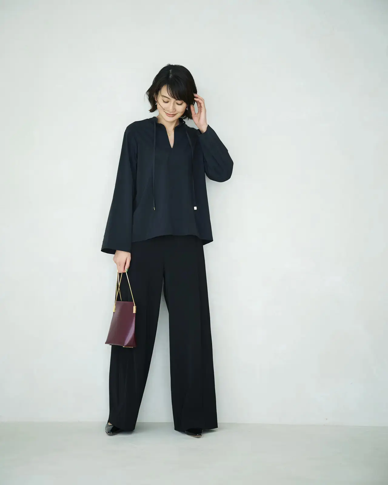 存在感あるシャツを引き立てながら、ほんのりモードな装いに