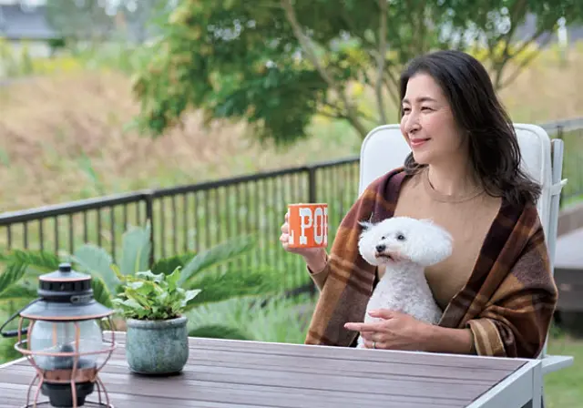 華組　松ヶ崎由紀子さん　トイプー ドルのハッピーは8歳の女の子。「ハッピーも自然 のほうが好きみたい。キャンプやドッグフレンド リーな宿を選ぶようになりました」