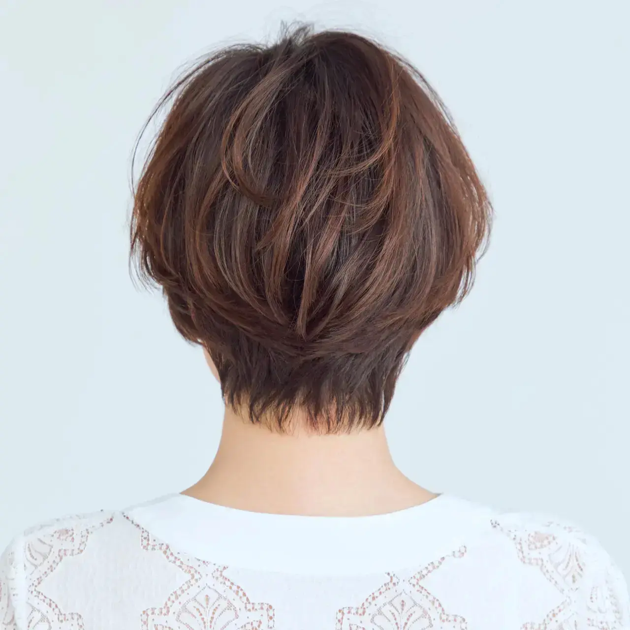 大人ショートの新解釈は、ボリュームではなく“丸み”フォルム