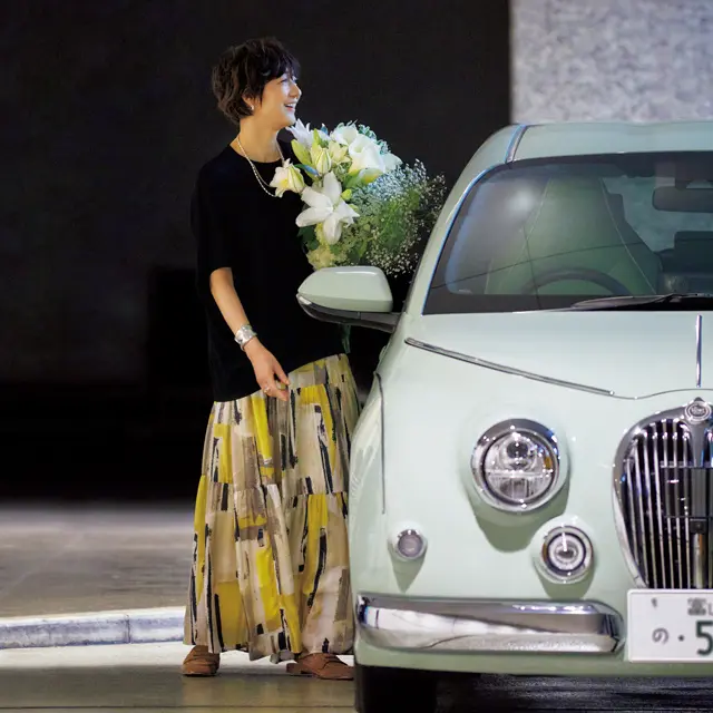 【富岡佳子のドライブスタイル】華やかなプリントスカートでミツオカのビュートストーリーに