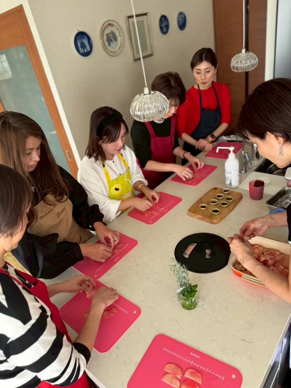 クリスマスカラーとしてZARAの赤トップス❤️を取り入れ、華やか気分で「パテ・ド・カンパーニュ」レッスンへ！_1_4-1